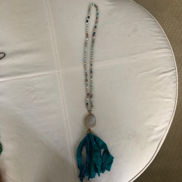 Boho necklace with geode stone and a teal authentic sari silk tassel - Picture 2 of 2
